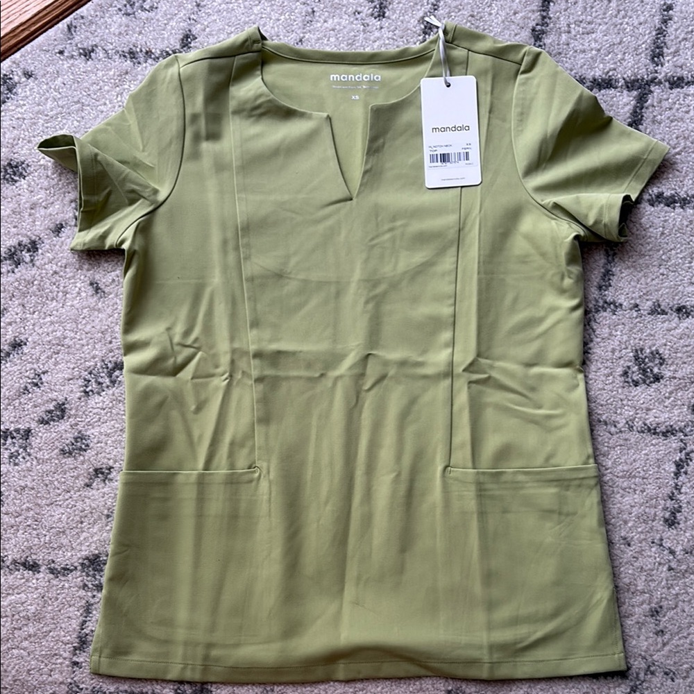 Chic Green Fitted Blouse with Short Sleeves